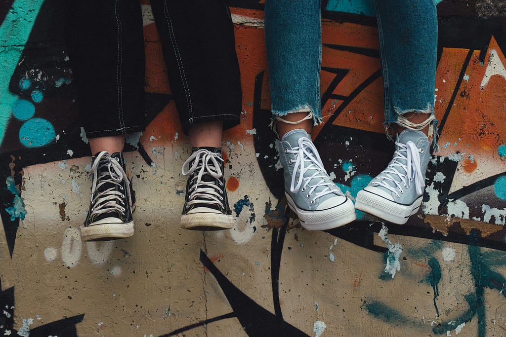 sapatilhas representando a adolescência para texto sobre apoio psicológico na adolescência