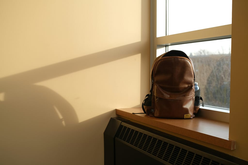 mochila junto a janela com luz natural psicologia adolescente