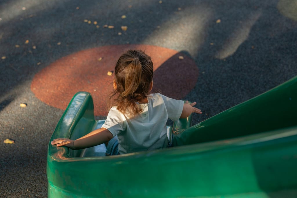 Criança em parque infantil, ilustrando dificuldade em fazer amigos nas relações com colegas