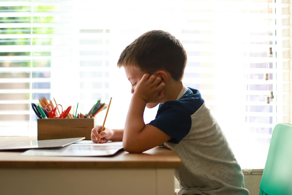 criança com dificuldades na escola e aprendizagem em contexto de consulta de psicologia infantil