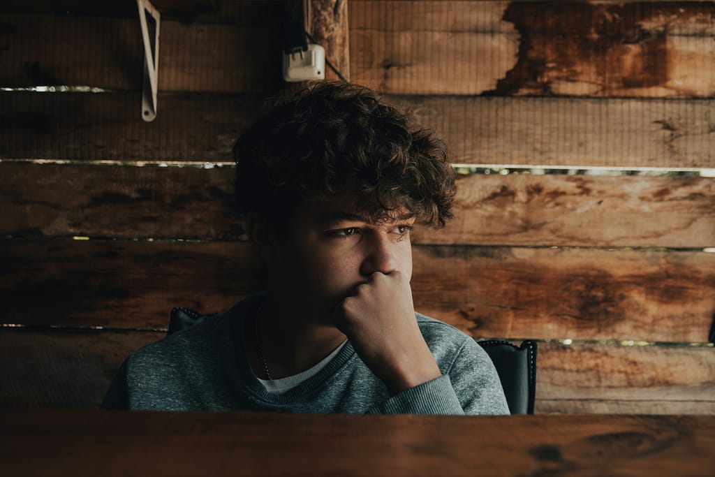 Criança ou jovem com expressão de preocupação e ansiedade