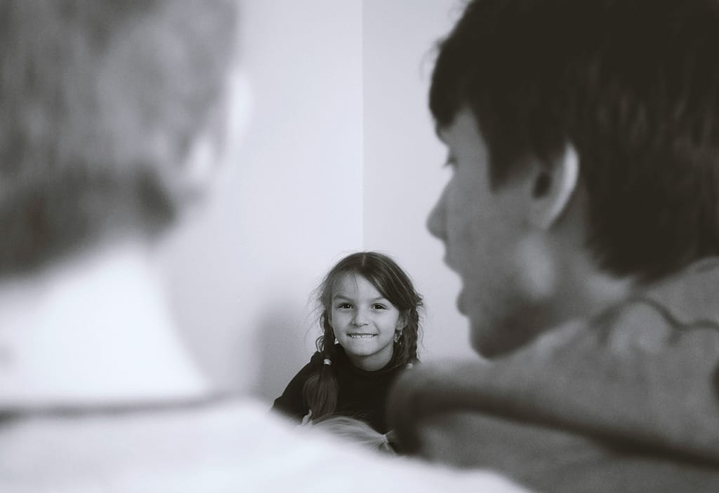Criança entre os pais em contexto associado ao divórcio e conflito parental