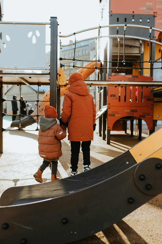 Crianças em parque infantil, ilustrando timidez nas crianças e aproximação gradual aos outros