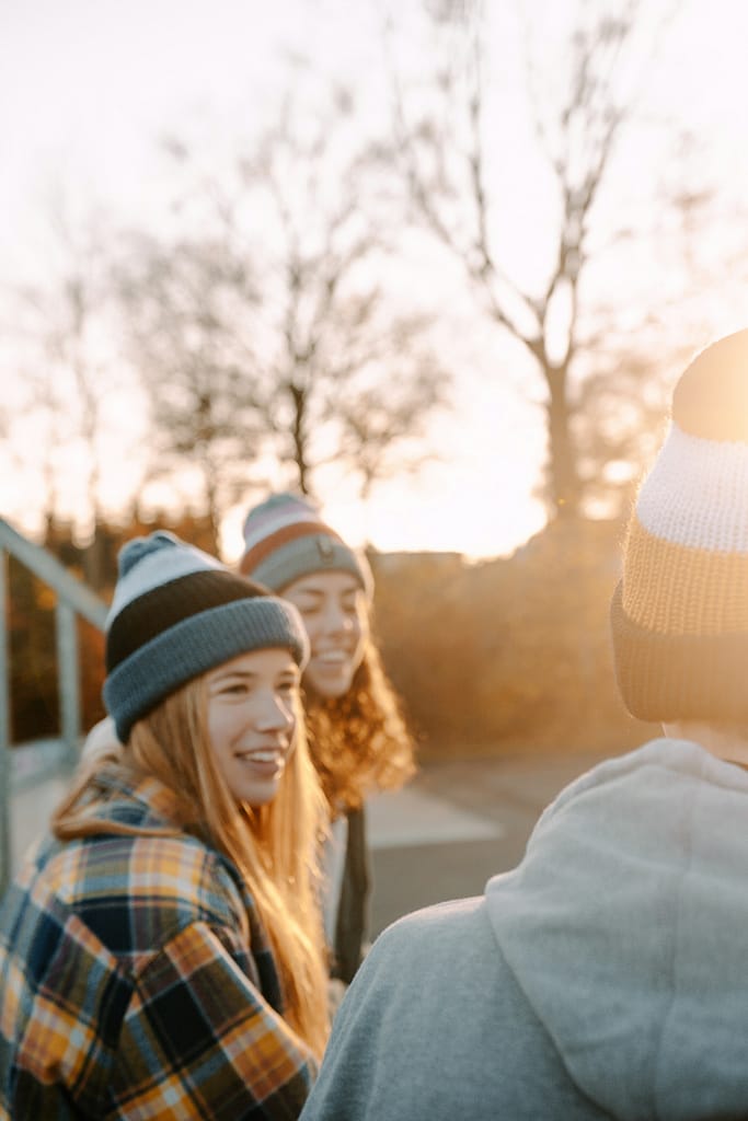 Adolescentes em convívio ao ar livre, representando relações com colegas na adolescência