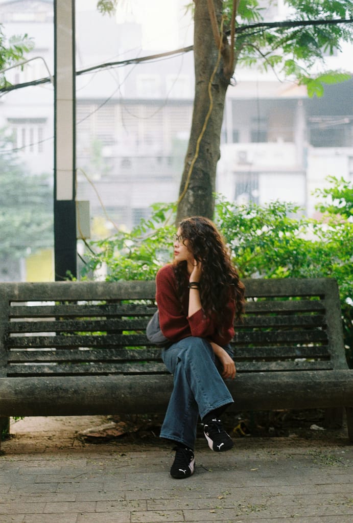 jovem adulta pensativa psicologia para jovens adultos reflexão apoio psicológico