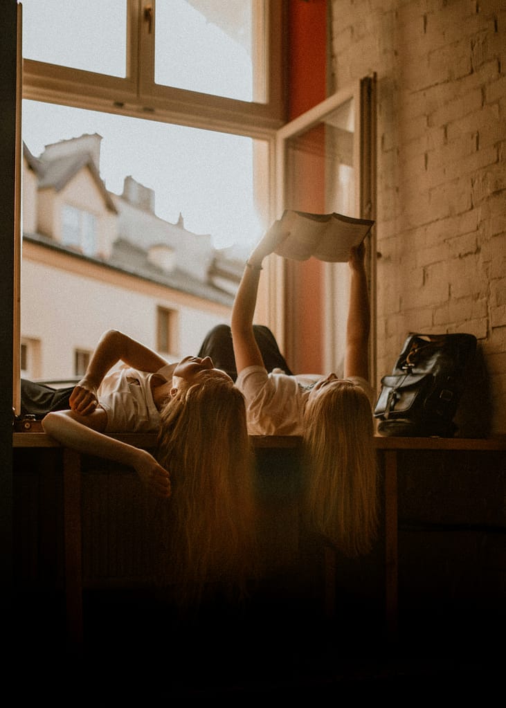 jovens a conviver e ler ilustrando psicologia do adolescente