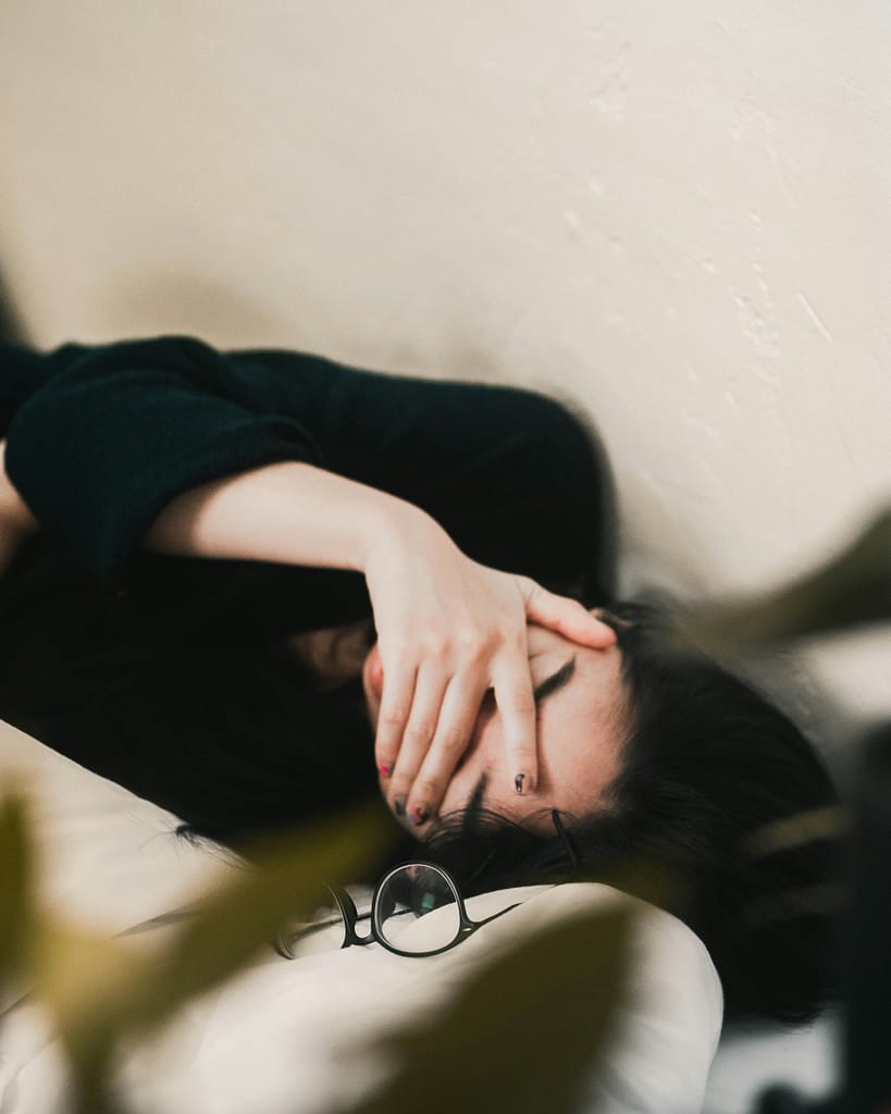 Adulto com sinais de cansaço e ansiedade a considerar apoio psicológico na vida adulta